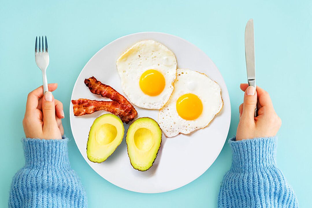 Idealne śniadanie w menu diety keto – jajka z bekonem i awokado